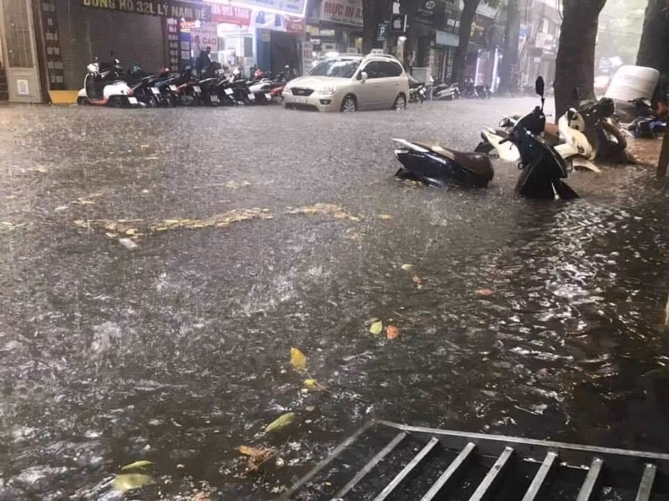 Ha Noi mua to: Bo Ho ngap sau, nhieu tuyen pho 