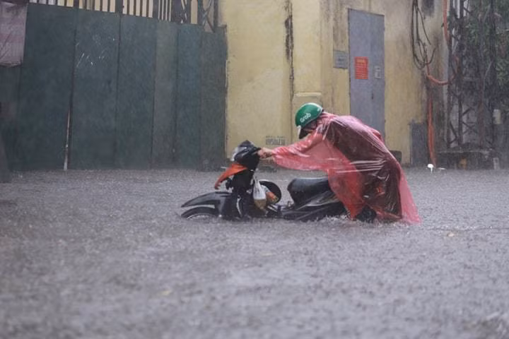 Ha Noi mua to: Bo Ho ngap sau, nhieu tuyen pho 