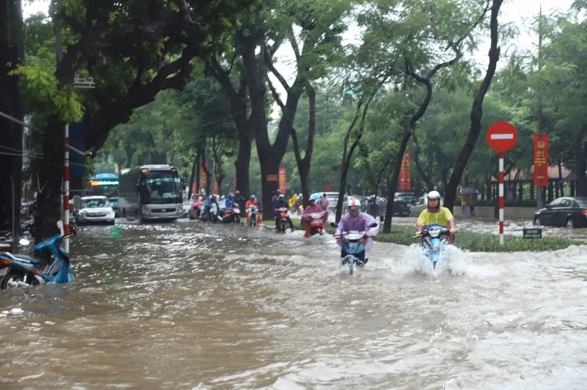 Ha Noi mua to: Bo Ho ngap sau, nhieu tuyen pho 