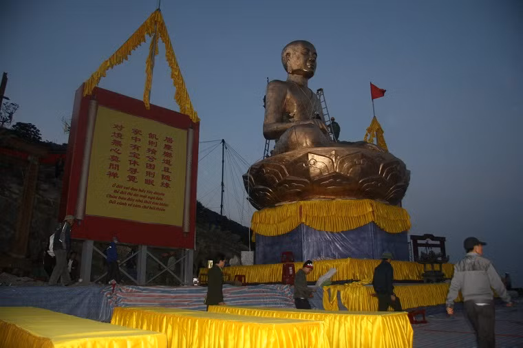 Tượng cao 11 m...