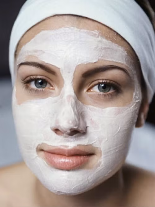 Đắp mặt nạ khi bị mụn. Da bị mụn tuyệt đối không nên đắp các loại mặt nạ có thành phần dưỡng chất không có tác dụng diệt khuẩn như: Dưa chuột, lòng đỏ trứng gà…Những dưỡng chất này không thể giúp bạn loại bỏ mụn mà còn là môi trường tốt để vi khuẩn mụn phát triển. Vì thế, khi da bị mụn, phải tìm hiểu thật kĩ trước khi sử dụng bất cứ sản phẩm đắp mặt nào.