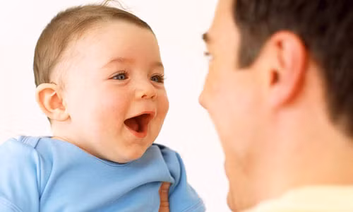 Phát triển ngôn ngữ tương đối sớm và tận dụng từ ngữ tạp không tương xứng với tháng tuổi của nó. Khi trẻ bình thường mới có thể chỉ con chó và nói: “chó” thì đứa trẻ thông minh đã có thể nói: “chó chạy rồi!”.