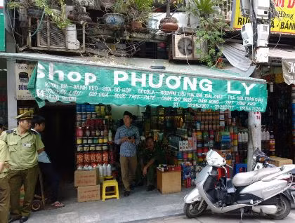 Nhiều cửa hàng trên phố Hàng Buồm - Hà Nội bị kiểm tra, thu giữ hàng.