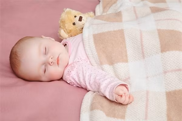 Với những bé mới sinh (nhất là bé sơ sinh nhẹ cân) thì bạn không nên đưa con ra ngoài khi nhiệt độ ngoài trời xuống dưới 15°C. Khi trời mưa phùn, gió mùa hoặc khi bé bị sốt, bạn cũng không nên cho bé ra ngoài bởi bé dễ mắc bệnh hô hấp khi trời lạnh quá hoặc do không khí ẩm ướt. Tốt nhất chỉ nên cho bé ra ngoài trời khi trời không quá lạnh và không khí khô ấm.
