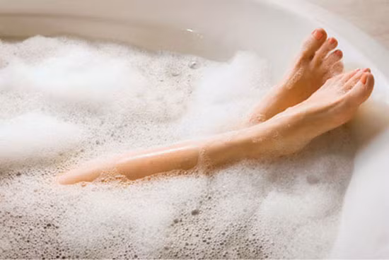 Wax khi tắm nước nóng. Ngâm mình trong nước ấm cũng khiến chân tạm thời hơi sưng phồng lên vì thế không nên cạo lông ngay lúc đó. Tuy nhiên nếu bạn nhất thiết phải tẩy lông trong khi tắm thì hãy cạo ngay, còn nếu chờ hơn 10 phút sau mới cạo thì lông chân sẽ bị lởm chởm chứ không mịn màng được.