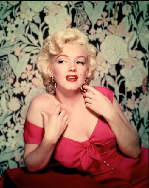 1950: Marilyn Monroe. Nhắc tới biểu tượng sắc đẹp của những năm 50, hiếm ai có thể quên hình ảnh của cô đào Marilyn Monroe với khuôn ngực căng đầy, làn da trắng hồng, mái tóc bạch kim bồng bềnh, cặp môi đỏ kiêu sa và nốt ruồi duyên dưới má trái.