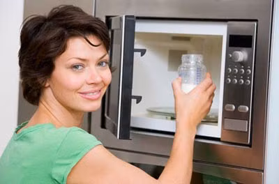 Làm nóng sữa bằng lò vi sóng. Nếu có gì quan trọng hơn sự tiện lợi, thì đó chính là sức khỏe và sự an toàn của chính con bạn. Lò vi sóng không chỉ phá vỡ các vitamin và khoáng chất mà còn tạo ra những điểm nóng lạnh không đều nhau khiến bé có thể bị bỏng khi bú. Mẹ hãy làm nóng sữa bằng máy hâm sữa chuyên dụng hoặc đơn giản hơn: ngâm bình sữa chỉ 30-60 giây trong một bát nước nóng.