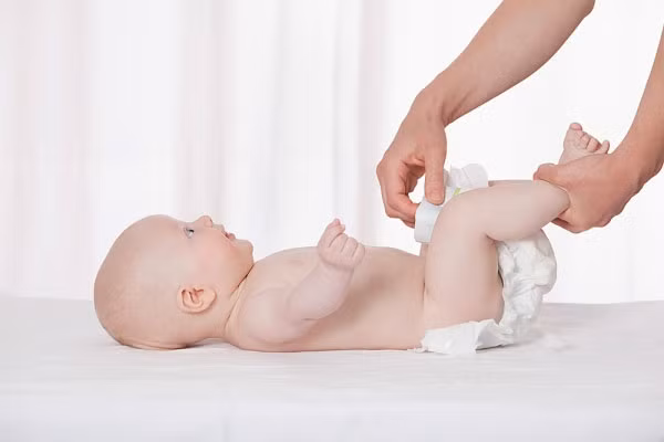 Bỉm, tã giấy. Dùng bỉm và tã giấy trong mùa đông giúp bé không bị ngấm lạnh khi cứ phải cởi quần áo nhiều lần khi đi vệ sinh trong ngày và ngăn ngừa “hậu quả” khi bé tè dầm ra khi ra ngoài. Chú ý, không nên dùng bỉm, tã giấy cho bé suốt cả ngày lẫn đêm để tránh bị hăm, viêm nhiễm vùng kín và cần thay bỉm, tã giấy thường xuyên, nhất là sau khi bé đại tiện.