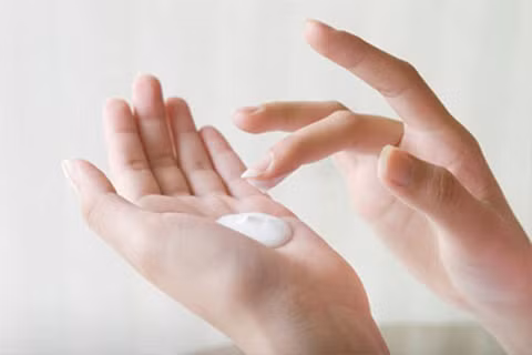 Dùng quá nhiều kem dưỡng ẩm. Thời tiết giá lạnh và hanh khô của mùa đông thường khiến chúng ta có cảm giác da bị thô ráp, khó chịu. Tuy nhiên, việc lạm dụng kem dưỡng ẩm lại có thể gây hại. Khi lớp kem dưỡng ẩm quá dày, các lỗ chân lông sẽ bị bít lại, kém thông thoáng, khiến da bị “ngạt thở”. Nó tạo điều kiện cho mụn có cơ hội hình thành và phát triển.
