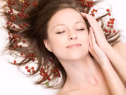 Giảm căng thẳng và thư giãn. Tình trạng căng thẳng quá mức và việc sử dụng một vài loại thuốc có thể khiến tóc chậm mọc. Tuy nhiên, không thể ngừng dùng thuốc khi cần thiết chỉ vì lo tóc chậm mọc hơn. Còn nếu bạn đang căng thằng và stress quá mức, hãy cố gắng giảm thiểu tình trạng đó càng sớm càng tốt bằng cách nghỉ ngơi, thư giãn. Việc đó không chỉ tốt cho mái tóc mà còn tốt cho sức khỏe của bạn.