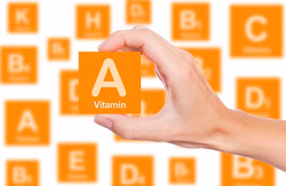 Vitamin A. Vitamin A đóng vai trò quan trọng trong việc phát triển thị lực. Vitamin A giúp sáng mắt, ngoài ra còn giúp bảo vệ hệ tiêu hóa, hô hấp và đường tiết niệu của trẻ khỏi nguy cơ nhiễm khuẩn. Vitamin A có trong gan (đặc biệt là gan cá), các chế phẩm từ bơ sữa, lòng đỏ trứng, cà rốt, cà chua, cam, mận, đào.