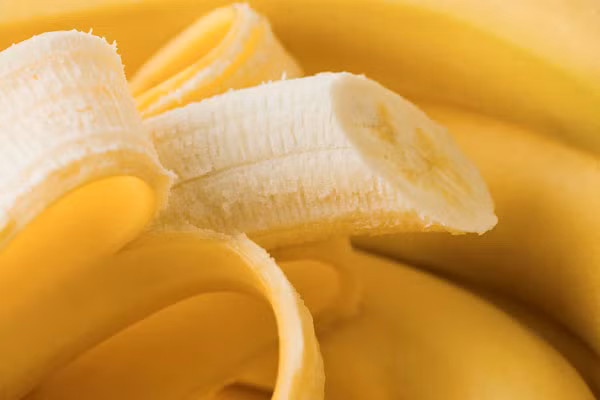 Mặt nạ chuối. Chuối rất giàu vitamin A, carbohydrate, sắt và kali. Vì thế hãy trộn đều một quả chuối với một thìa mật ong sau đó thoa đều lên mái tóc của bạn. Mật ong sẽ giúp tạo độ ẩm cho tóc, giúp tóc chắc khỏe, ngăn ngừa chẻ ngọn. Hãy thử liệu pháp đơn giản này cho mái tóc hư tổn của bạn để thấy được công dụng tuyệt vời.
