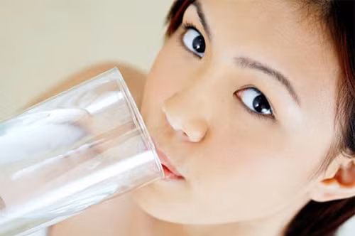 Uống nhiều nước. Bạn đã nghe điều này hàng trăm lần nhưng thực tế, đây là cách tốt nhất để giữ ẩm cho da. Nước tốt cho sức khỏe của bạn và quá trình mất nước trên da trong mùa đông sẽ giảm đi nhiều nếu bạn cung cấp đủ độ ẩm thông qua việc uống ít nhất 2 lít nước mỗi ngày.