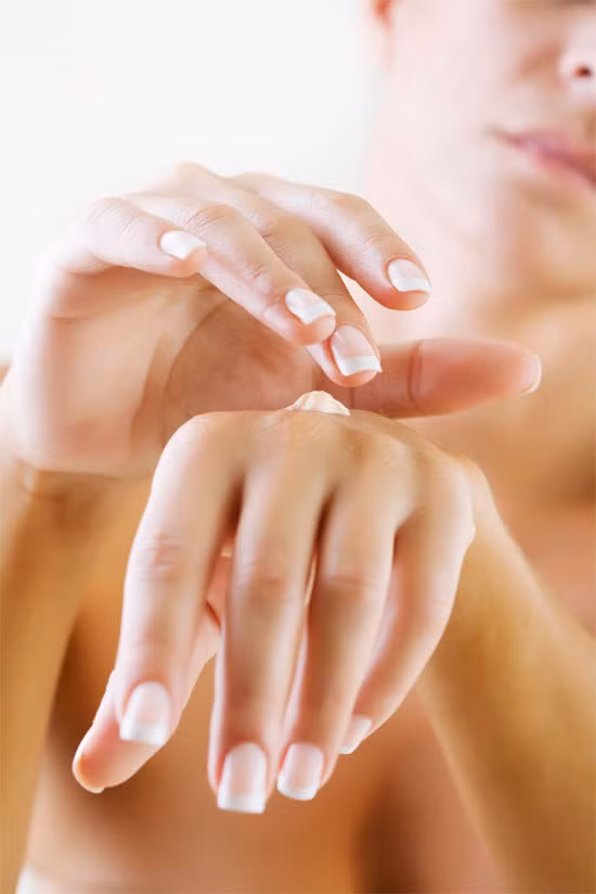 Thử trước khi mua. Đừng bao giờ đánh giá thấp tác dụng của bước này, đặc biệt là khi bạn sở hữu làn da quá nhạy cảm và mỏng manh. Lấy một chút kem dưỡng thoa thử lên cổ tay và để trong 10 phút, bước đơn giản này sẽ giúp bạn cảm nhận được hương thơm kem dưỡng da và còn phòng tránh hiểm họa dị ứng mỹ phẩm cực kì hữu hiệu. Một số hãng mỹ phẩm hiện nay cũng rất "hào phóng" khi tung ra những gói nhỏ mẫu thử sản phẩm.
