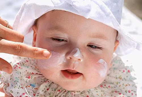 Kem dưỡng da. Xoa một chút kem dưỡng da trẻ em cho bé sau khi tắm giúp da bé không bị khô, nẻ trong mùa đông. Bạn vừa xoa kem vừa massage toàn thân sẽ khiến bé cảm thấy dễ chịu và cơ thể được làm ấm lên rất nhanh.