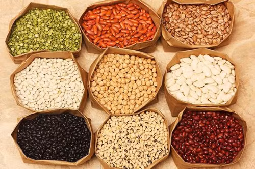 Protein. Cung cấp nhiều protein cho cơ thể được coi là phương pháp chìa khóa khi bạn muốn tóc mọc nhanh nhất có thể. Những loại thực phẩm chứa nhiều protein có thể kể đến như gà tây, cá hay phô mai. Tuy nhiên, bạn cũng nên sắp xếp chế độ ăn uống hợp lý để không biến cơ thể trở nên thừa đạm gây ra nhiều tình trạng xấu cho những vùng khác trên cơ thể.