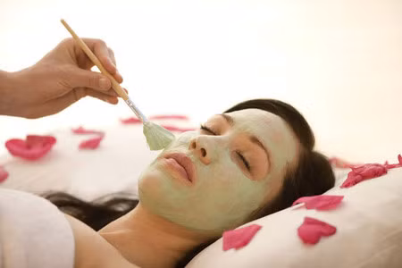 Lên lịch chăm sóc da hàng tuần. Hằng tuần, bạn nên chăm chỉ thực hiện những biện pháp làm sạch da mặt sâu như massage hay xông hơi để lấy đi mọi bụi bẩn nằm sâu trong lỗ chân lông. Việc làm sạch này sẽ giúp bạn tránh được 1 “tập thể” các loại mụn “rình rập” bên những làn da kém sạch với lượng dầu lưu cữu trên da. Nếu không có điều kiện để đến spa thường xuyên, bạn cũng có thể làm đẹp ngay tại nhà với những mẹo xông hơi và massage đơn giản.
