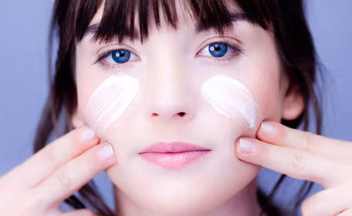 Sử dụng kem dưỡng với độ ẩm cao hơn vào buổi sáng và tối ở vùng mặt và cổ nếu da của bạn quá khô ráp để phục hồi độ trắng sáng.