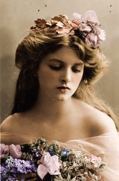 Năm 1900s: Gladys Cooper. Nữ diễn viên Gladys Cooper là một trong những biểu tượng sắc đẹp xuất sắc nhất những năm đầu thế kỷ 20. Làn da trắng muốt không tì vết, khuôn mặt tròn đầy, chiếc cằm xẻ rãnh gợi cảm, đôi mắt xanh thẳm buồn mờ màng cùng mái tóc vàng uốn lượn tựa dòng suối khiến cô trở thành chủ đề chính của rất nhiều áng thi ca tuyệt tác.