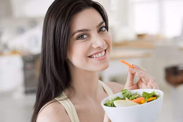 Ăn nhiều rau để tránh táo bón. Rau có nhiều chất xơ và rất có lợi cho việc trị chứng táo bón sau sinh. Bạn không nên quá kiêng khem và hạn chế ăn rau, vừa gây thiếu chất vừa khiến phân bị vón cục và “tắc” ở trong ruột.
