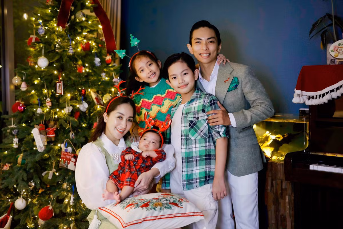 Khanh Thi - Phan Hien khoe anh Noel hanh phuc ben 3 con