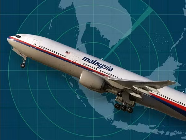 Thuc hu video ghi lai chuyen bay MH370 bien mat tren bau troi?