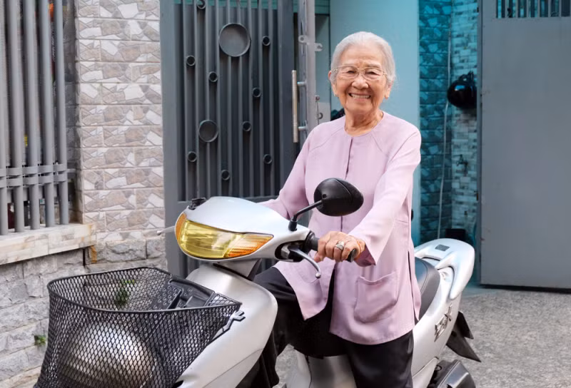 “Người mẹ hiền nhất” màn ảnh Việt, 91 tuổi vẫn tự lái xe đi làm - Hình 2 “Nguoi me hien nhat” man anh Viet, 91 tuoi van tu lai xe di lam-Hinh-2