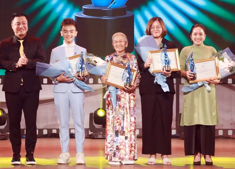 “Người mẹ hiền nhất” màn ảnh Việt, 91 tuổi vẫn tự lái xe đi làm - Hình 4 “Nguoi me hien nhat” man anh Viet, 91 tuoi van tu lai xe di lam-Hinh-4