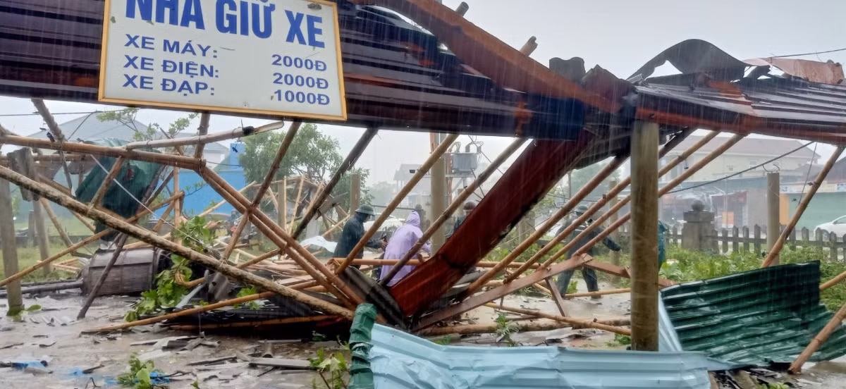 Quang Tri: Loc xoay khien 3 nguoi bi thuong, hon 300 ngoi nha toc mai
