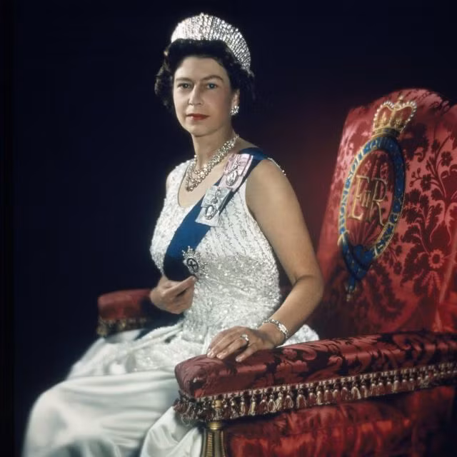 5. Trở thành nữ hoàng khi đang đi du lịch. Ngày 6/2/1952, Nữ hoàng đang có kỳ nghỉ cùng chồng ở Kenya thì bà nhận được tin cha qua đời. Lúc đó bà mới 26 tuổi.