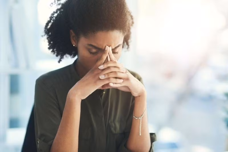  Căng thẳng quá độ: Nhiều nghiên cứu đã chỉ ra mối liên hệ giữa stress và hệ miễn dịch yếu: stress có thể gây suy giảm miễn dịch, và hệ miễn dịch yếu cũng có thể gây stress.