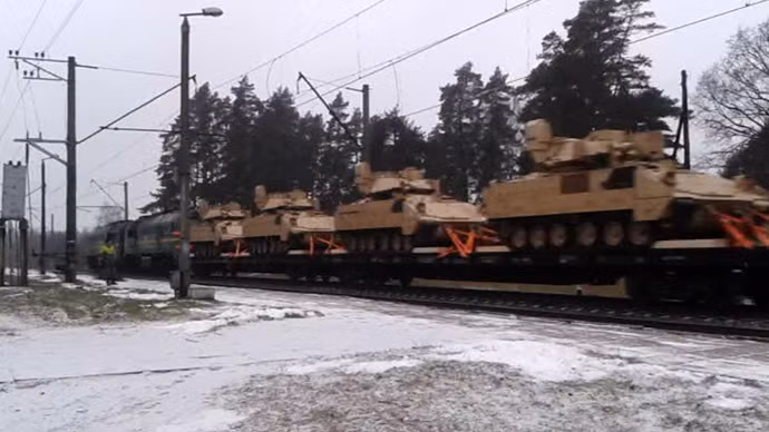 Đoàn tàu chở xe quân sự Mỹ ở ga Dalbe, Latvia. Đoàn tàu chở xe quân sự Mỹ ở ga Dalbe, Latvia.