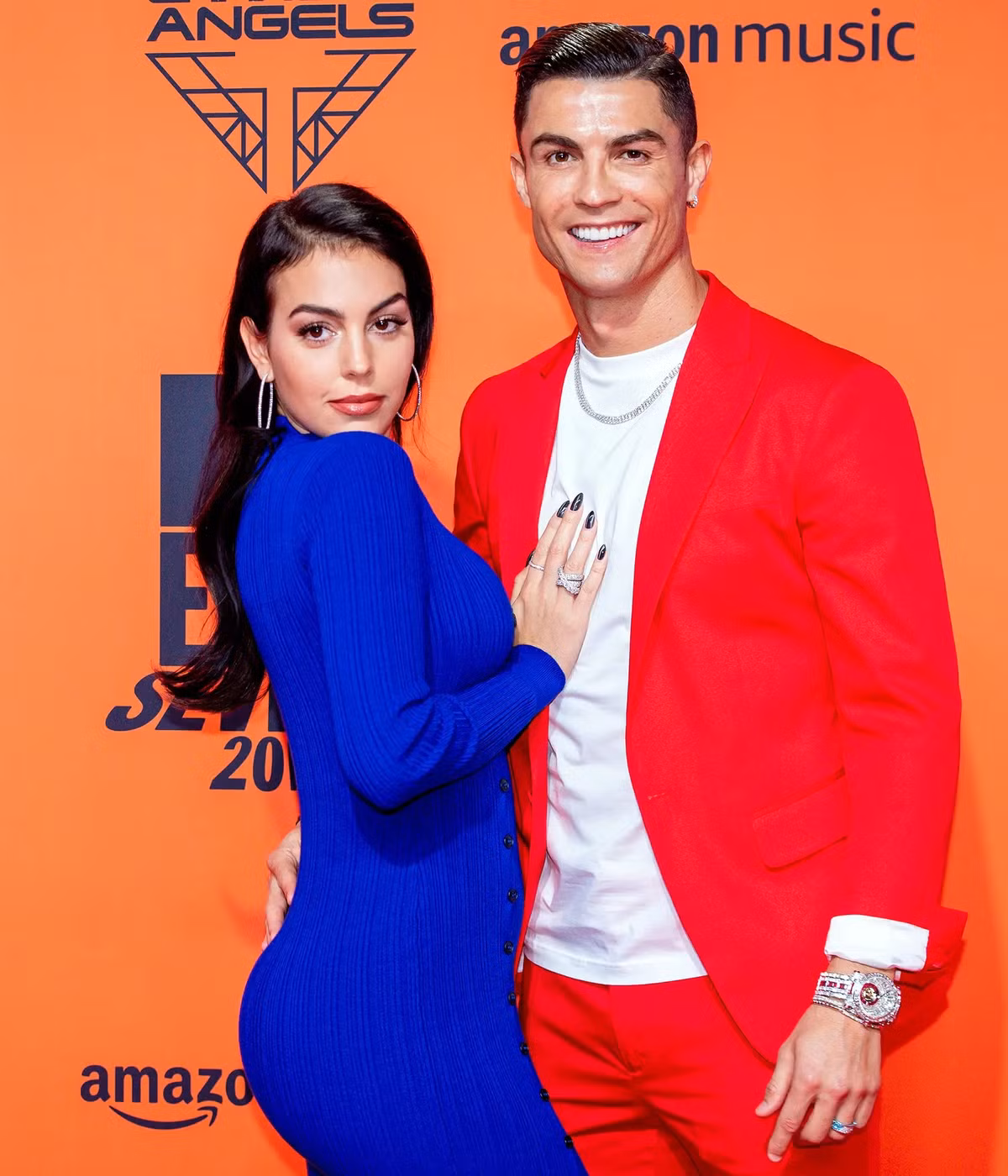 Cristiano Ronaldo và Georgina Rodriguez đã bên nhau 6 năm. Cả hai chạm mặt lần đầu vào năm 2016 khi Georgina là nhân viên bán hàng tại một cửa hàng của Gucci. Đây chính là bước ngoặt thay đổi cuộc đời của nàng “Lọ Lem” Georgina.