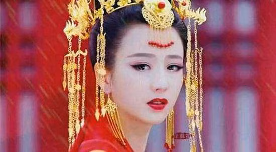  Kể cả những người leo được tới vị trí mẫu nghi thiên hạ cũng vậy. Có người may mắn được trở thành Hoàng thái hậu, có người buộc phải đi tu. Số khác kém may mắn thì phải yên giấc ngàn thu hoặc bị ép trở thành nữ nhân của tân thiên tử.
