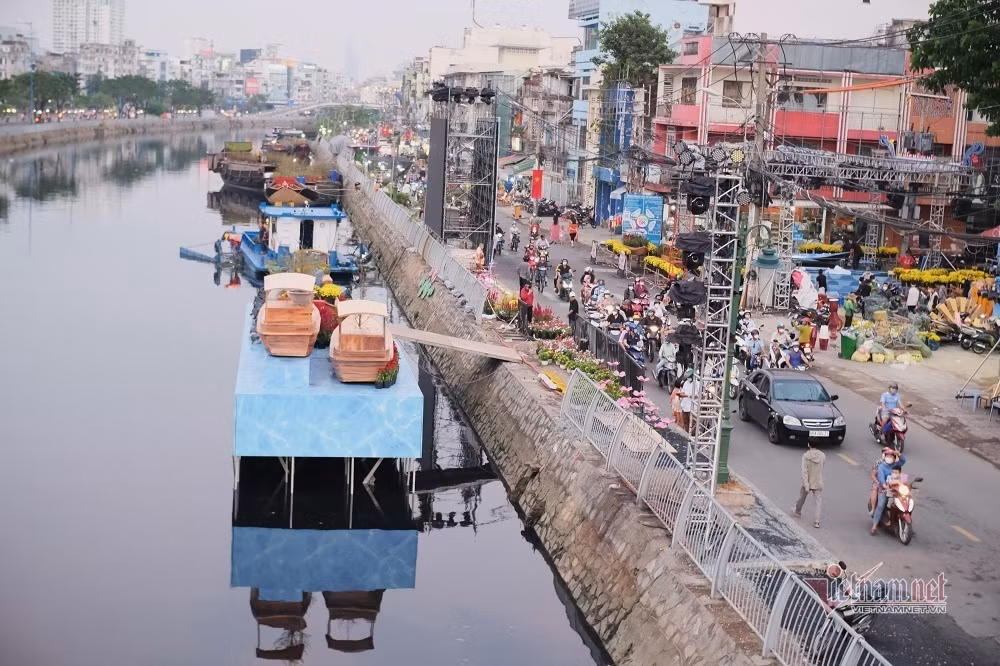 An ngu cung chuot cong: Nguoi ban hoa kiem Tet, chuot bam cho kiem an