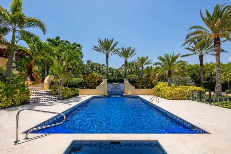 Căn biệt thự được thiết kế theo phong cách Tuscan của Italy và có diện tích gần 35.000 m2.