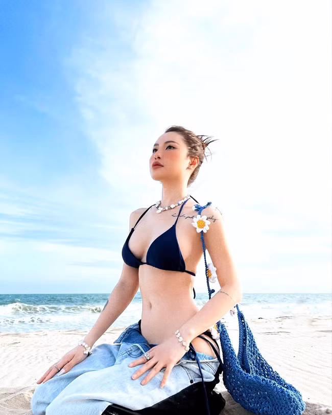Ngoài ra, cô cũng thử nghiệm những cách phối đồ mới để đem đến hình ảnh mới mẻ cho bản thân.