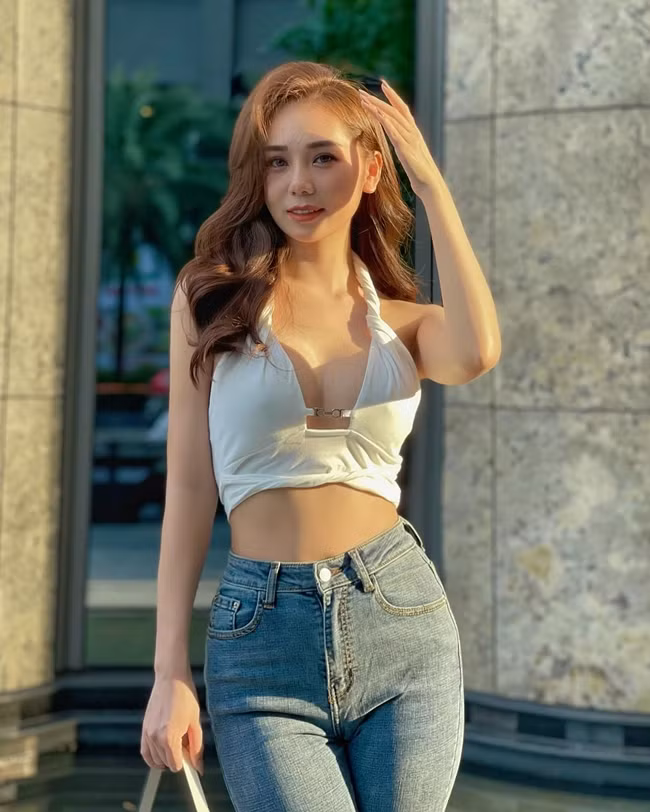 Đôi khi cô cũng làm mới mình với những kiểu trang phục theo phong cách năng động như thế này.