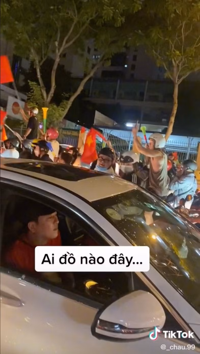 Trường Giang ghi điểm với fans khi đi bão mừng chiến thắng của U23 Việt Nam - Hình 3 Truong Giang ghi diem voi fans khi di bao mung chien thang cua U23 Viet Nam-Hinh-3