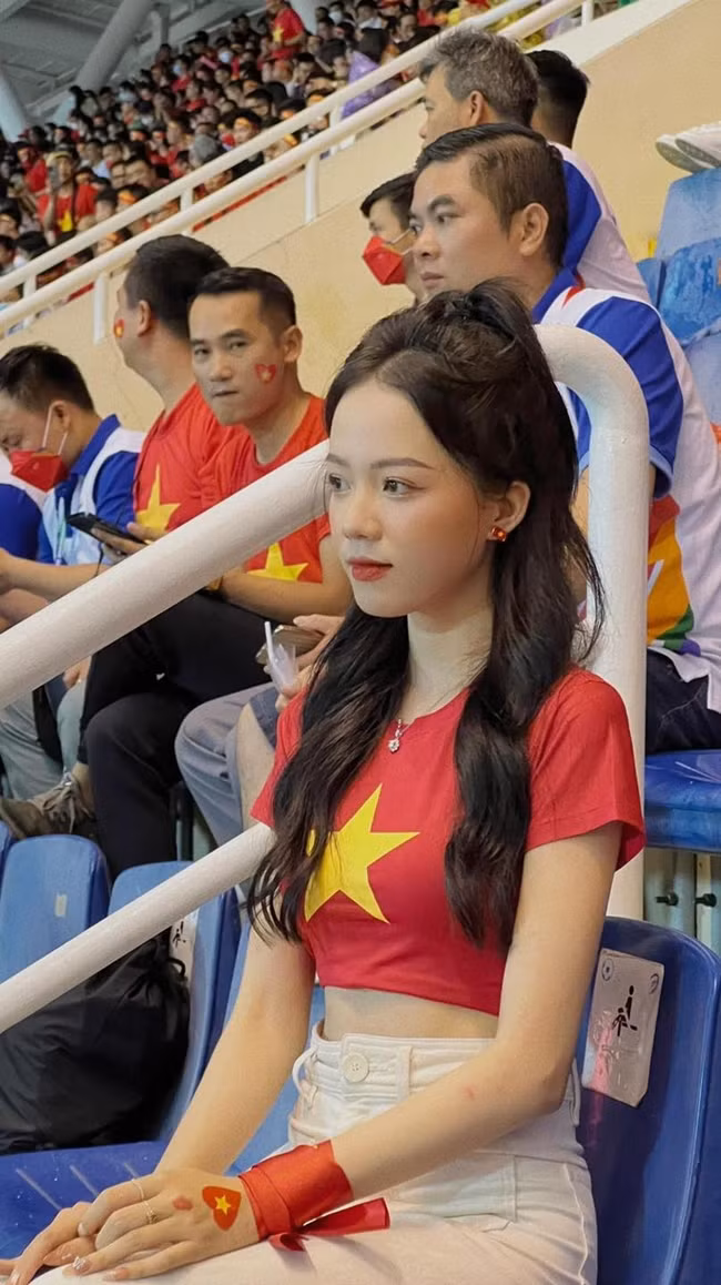 Kết hợp với đó họ chọn quần jean, quần short hoặc chân váy mang đến vẻ ngoài năng động.