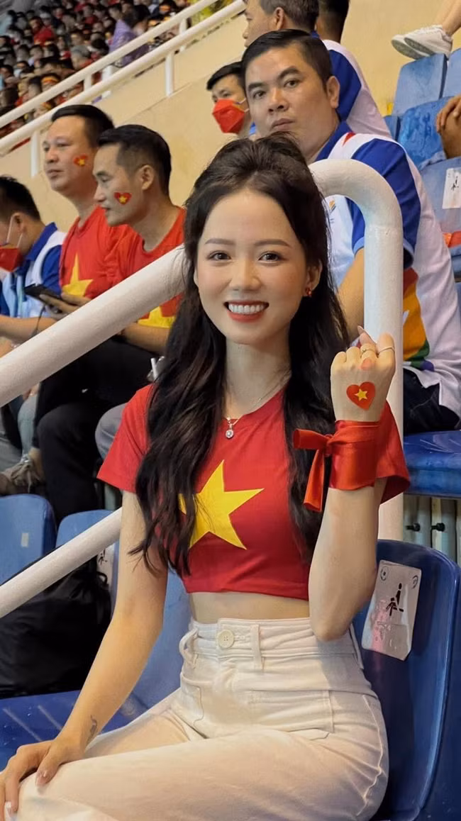 Các cô gái đều chọn cho mình chiếc áo phông đơn giản in hình quốc kỳ.