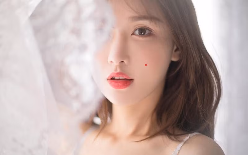 Nữ giới có nốt ruồi ở má. Má là một phần trên khuôn mặt biểu thị vận thế tình cảm của nữ giới. Một người con gái nếu như sở hữu nốt ruồi ở vị trí này thường đường tình duyên hay hôn nhân không được bền vững.