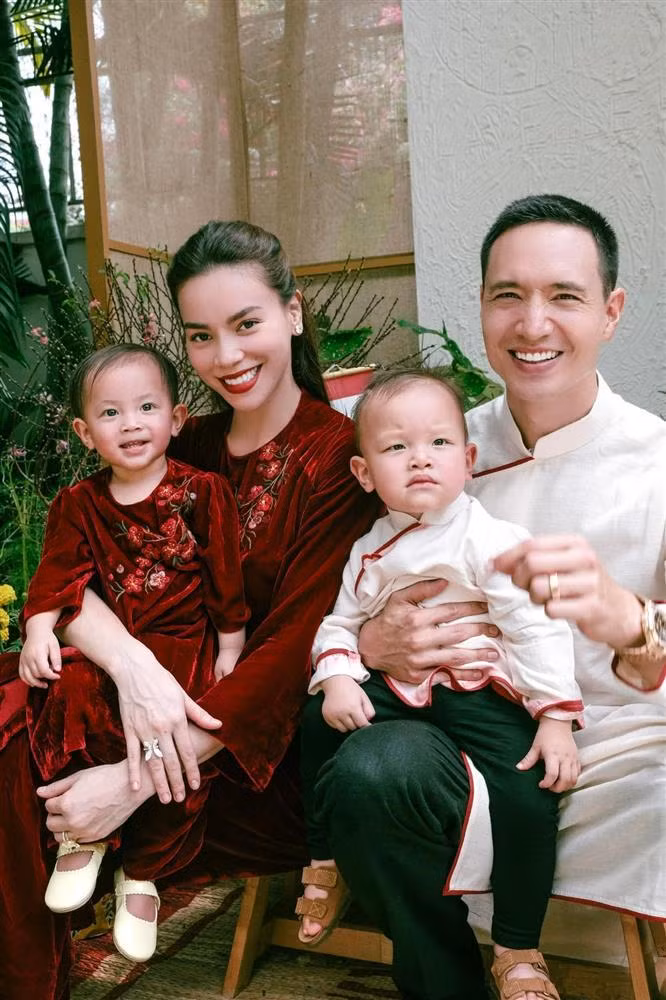 2 con Ho Ngoc Ha ngo nha hang xom, Lisa chuan 