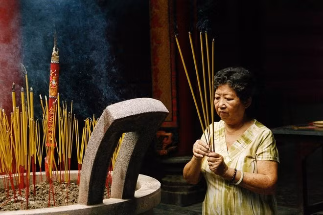 Vi sao nguoi Viet kieng thap huong nhang so chan len ban tho?-Hinh-2