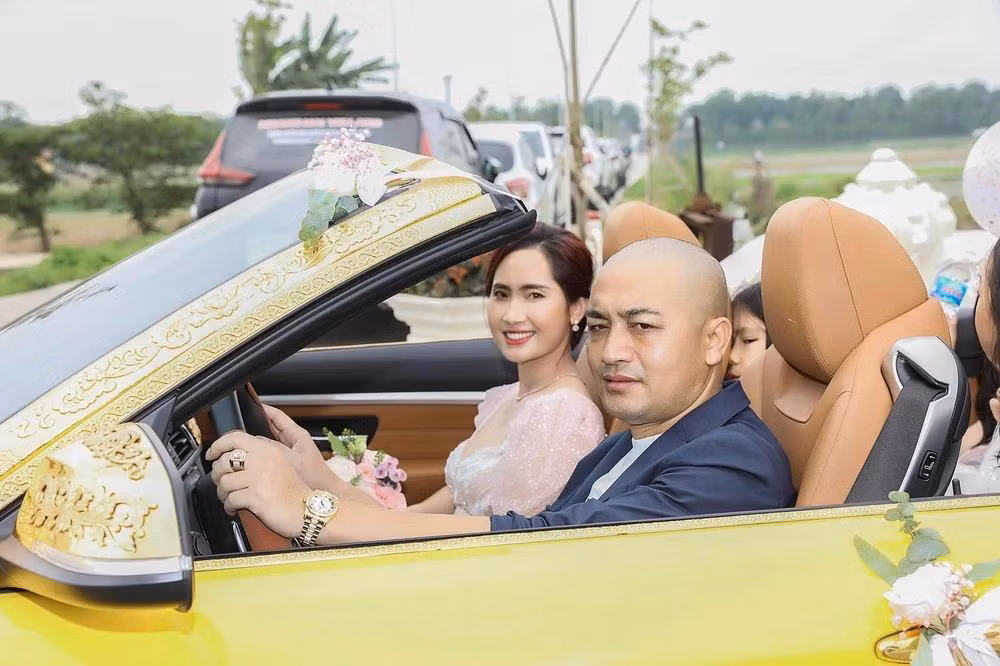 Danh tinh dai gia buon lon mo tiec ky niem ngay cuoi 