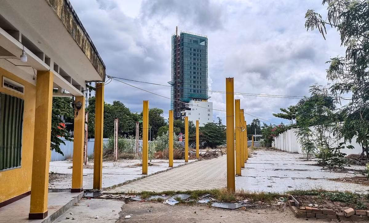 Năm 2018, chính trường Sĩ quan Không quân phối hợp với chính quyền TP Nha Trang tiến hành cưỡng chế, phá dỡ hàng chục ki-ốt ở khu vực tiếp giáp với đường Hoàng Diệu.