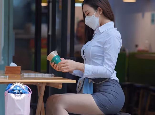 Váy mini juyp kết hợp áo sơ mi mang đến vẻ ngoài chuyên nghiệp cho các quý cô công sở.