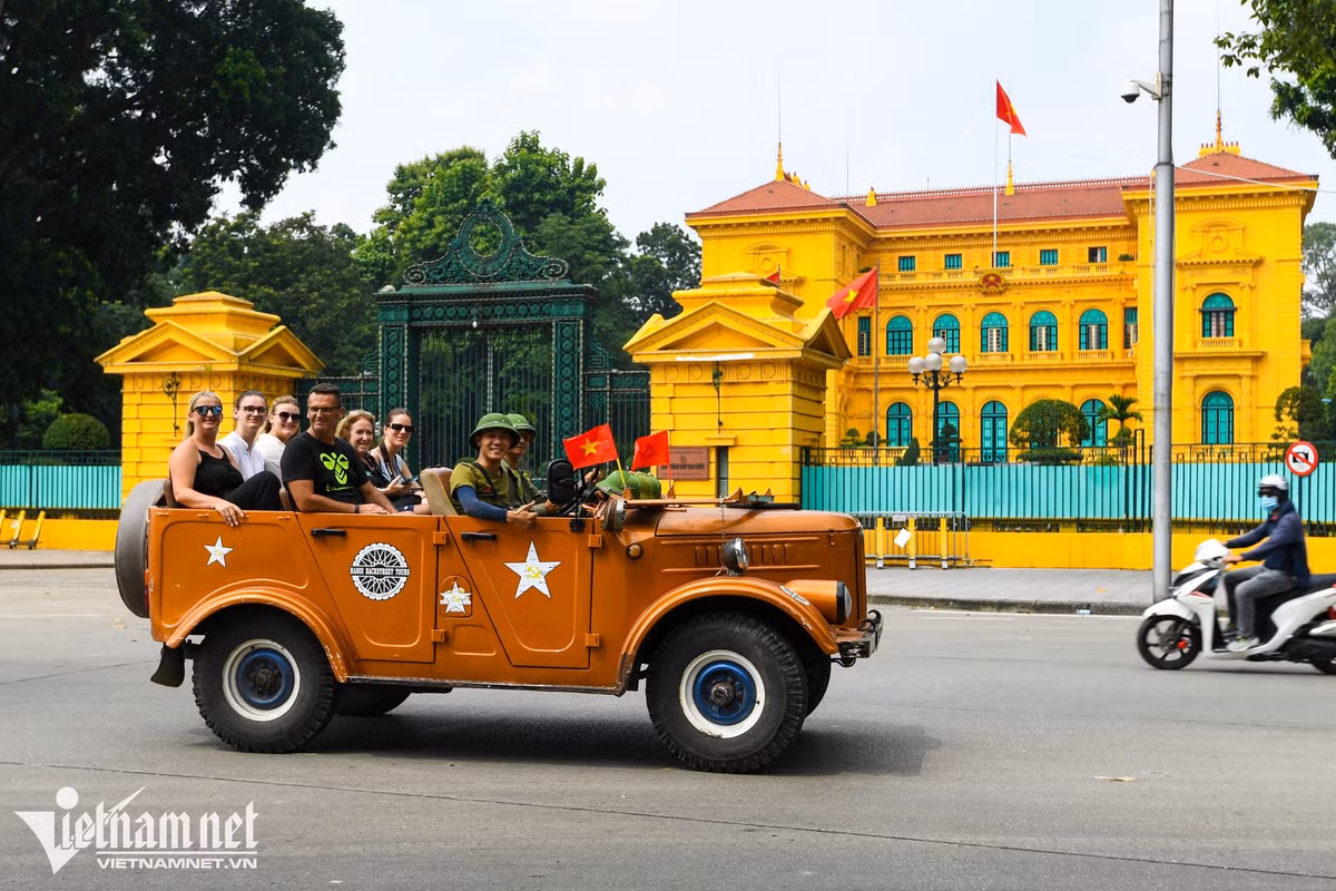 Gia đình ông Palvin đến từ Slovenia hào hứng khi được ngắm đường phố Hà Nội khi đi trên xe mui trần. "Chúng tôi hầu như đã đi tham quan hết mọi địa điểm nổi tiếng tại Hà Nội. Người dân nơi đây rất thân thiện và cởi mở. Thật tuyệt vời khi đến với Việt Nam", ông Palvin khen ngợi.