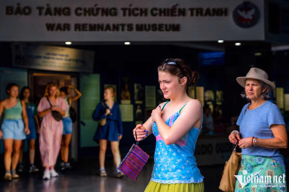 Bảo tàng Chứng tích Chiến tranh (quận 3, TP.HCM) cũng ghi nhận lượng khách Tây đông đúc sau thời gian dài ảm đạm vì dịch Covid-19. "Khách nước ngoài đến tham quan đã đông hơn nhưng so với thời điểm chưa xuất hiện đại dịch Covid-19 thì vẫn chưa nhiều bằng", một HDV chuyên dẫn khách đến bảo tàng nói.