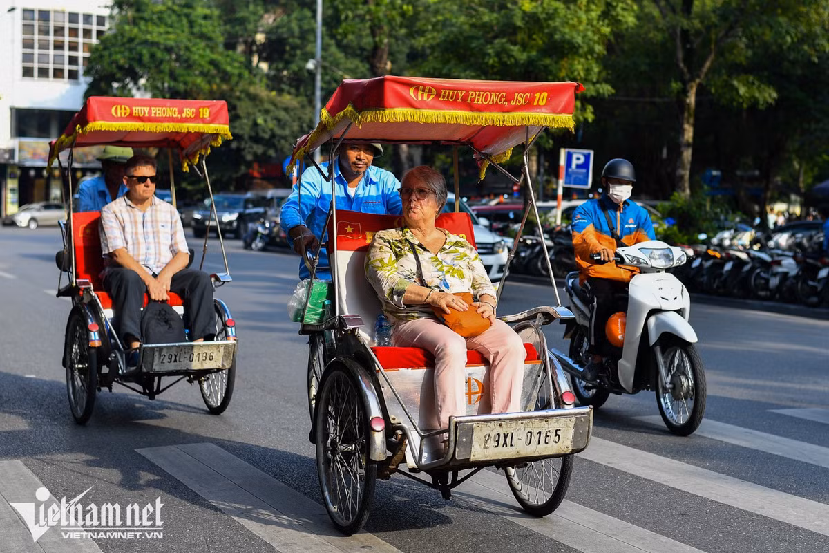 Những người hành nghề đạp xích lô đã trở lại với guồng quay công việc sau những ngày dài thất nghiệp vì đại dịch. Giá của một chuyến chở khách vòng quanh trung tâm phố cổ, hồ Hoàn Kiếm là 125.000 đồng/lượt.